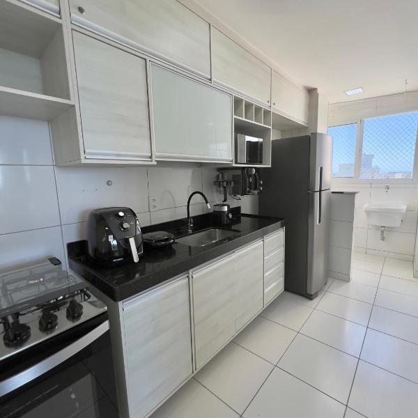 VISTA MAR DESLUMBRANTE, apto novo e moderno, a uma quadra da praia, prédio com piscina, portaria 24h, quartos com ar condicionado, roupas de cama e banho, redes de proteção, Wi Fi, TV 65", VIVO TV, cadeiras de praia, churrasqueira elétrica e 2 garagens - Foto 5