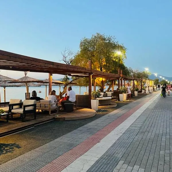 Irene Beach Front Luxury Suite, hotel din Peraia