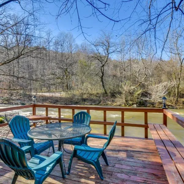 Hot Tub & Fire Pit: Riverfront Helen Cabin, hotel in Cleveland