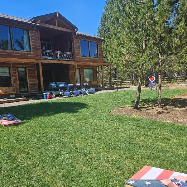 Beautiful Riverfront Near Mt Bachelor with Hot Tub, hotel in Bend