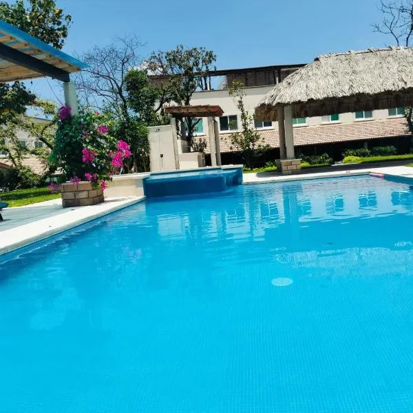 Cerca de Salones de Fiesta, con Alberca, AC e Internet, hotel en Xochitepec