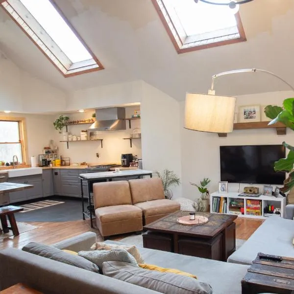 Cheerful 3-bedroom cabin with mountain view, hotel v destinaci East Jewett