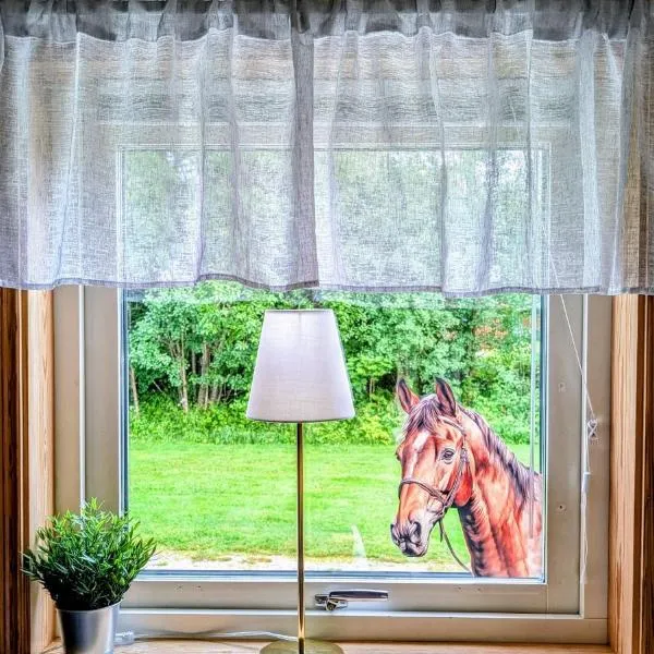 Rolig häst, Kaneeling Stugby AB, hotel v destinaci Dalskog