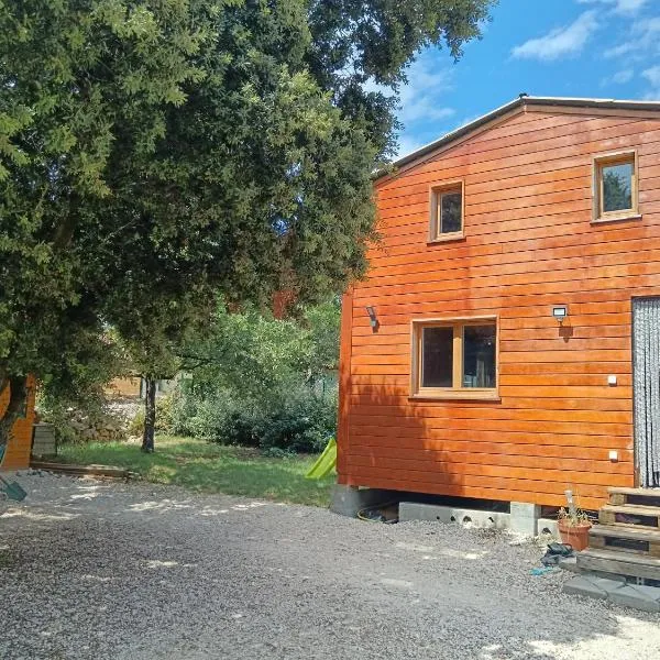 Chalet 50m2 climatisé, hotel in Montjoyer
