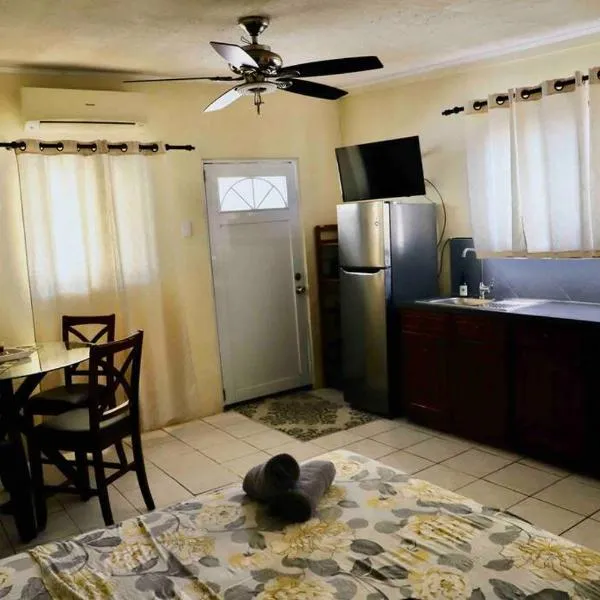 Studio apt plus rentacar close to airport & beach, hotel v destinaci Oranjestad