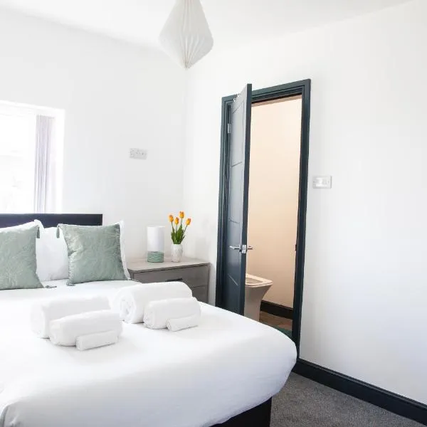 Stylish Home, hosted by ESONGRACE Stays, Stoke-on-Trent - Perfect for Families - Contractors - Holiday makers - Emergency Housing - Professionals, Relocators, hotel in Stoke on Trent