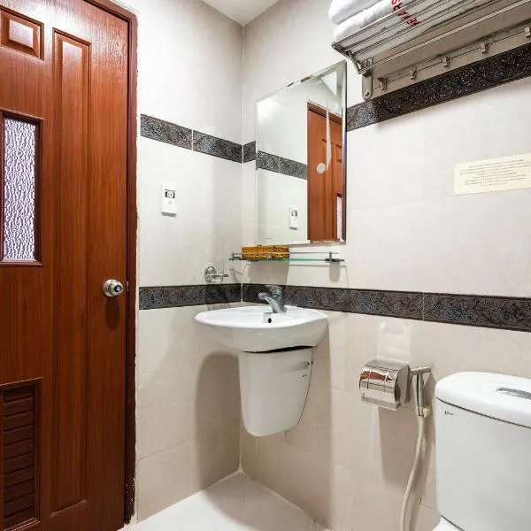 King Hotel Saigon Airport - photo 3