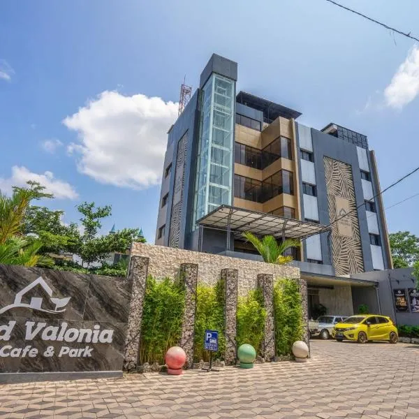 Grand Valonia Hotel Cafe & Park Jember, hotel in Jember