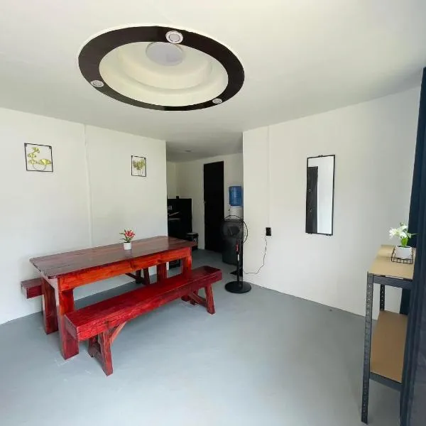 A 2-BR house in General Luna with Fast WiFi、Catangnanのホテル