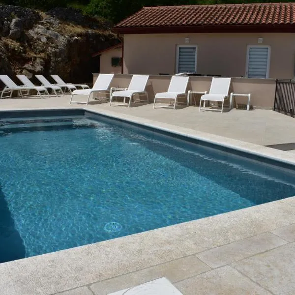 Brseč Villa AnDa s apartmanima i bazenom – hotel w mieście Brseč