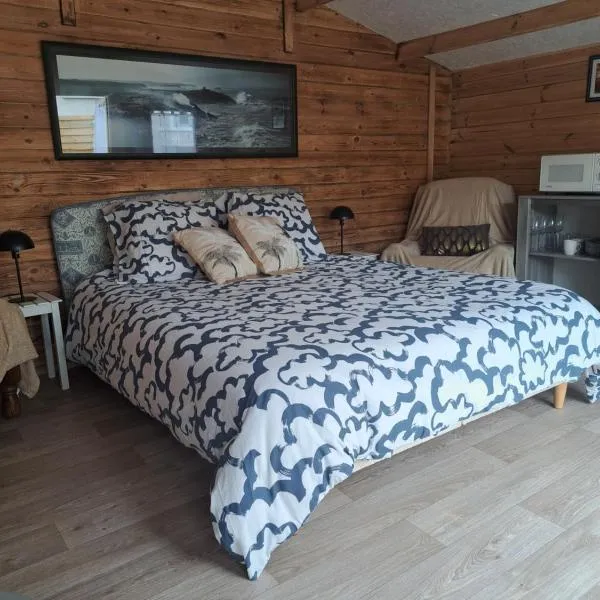Chambre dans chalet entre terre et mer, hotel v destinaci Saint-Lormel