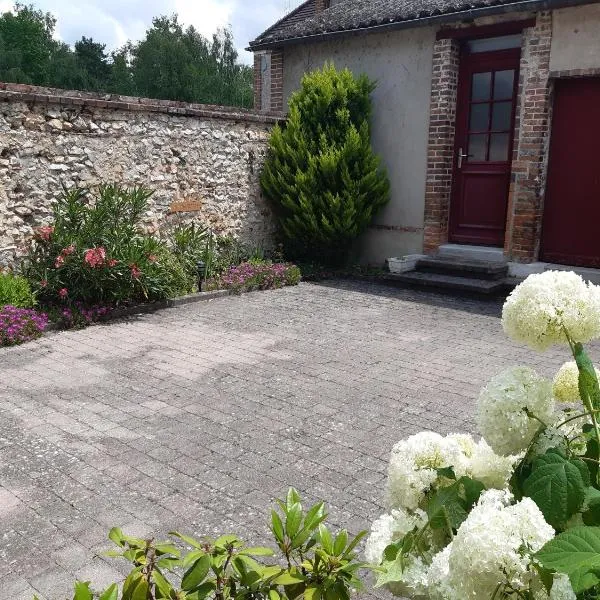 Les Volets rouges, hotel v destinaci Neuvy-sur-Barangeon