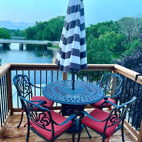 Deluxe Loft - Amazing Terrace with Stunning Water View, hotel in Perth