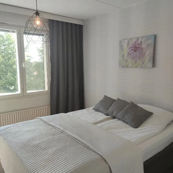 Saunallinen tilava kaksio keskustan ja rautatieaseman tuntumassa, hotel v destinaci Hämeenlinna
