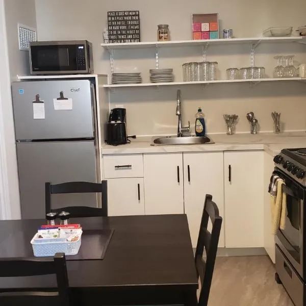 Cozy home on a quiet street minutes to DT Kingston, hotel in Kingston