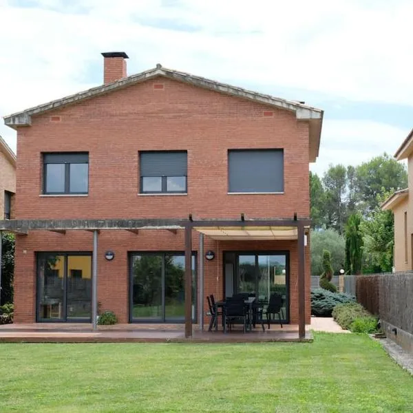 Garden Villa near Girona and Costa Brava for Cyclists and Families, hotel a Bordils