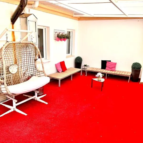 THE RED TERRACE PENTHOUSE A 7Km CITY CENTER GRANADA, hotel v destinaci Churriana de la Vega