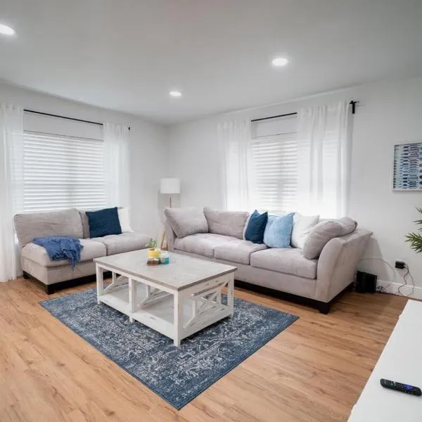 Beautiful Spacious Stylish Near Busch Gardens, hotel v destinaci Tampa