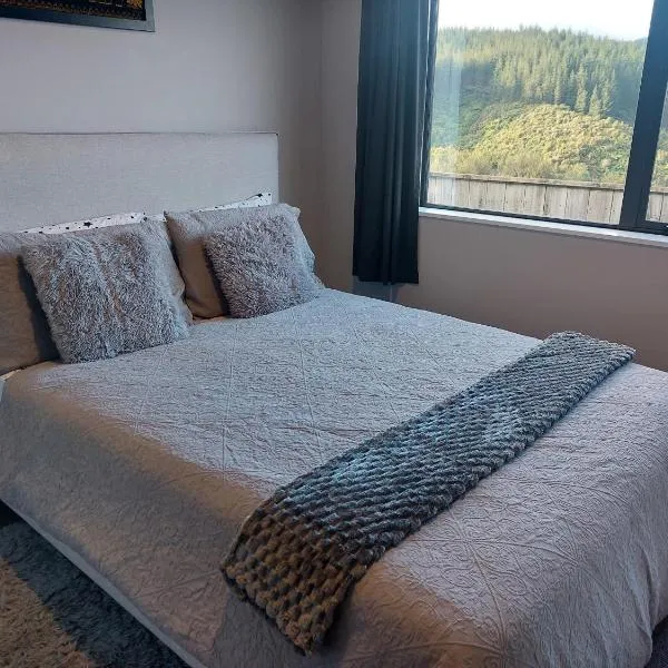 A comfortable room in Upper Hutt with views - Homestay, hotel v destinaci Upper Hutt