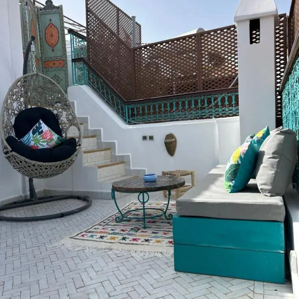 Riad Amazing Amazigh avec jacuzzi petit déjeuner compris avec aussi chambres familiales près de la place jemaa El fna, hotel din Marrakech