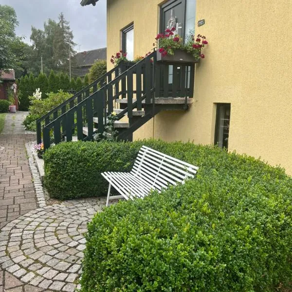 Schöne Ferienwohnung im Grünen, hotel v destinaci Hainichen