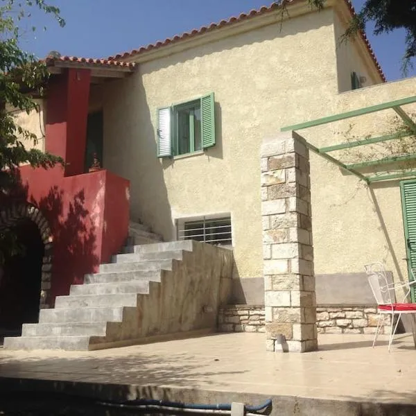Spacious Villa with View 10 mins Walk to the Beach, hotel v destinaci Methoni