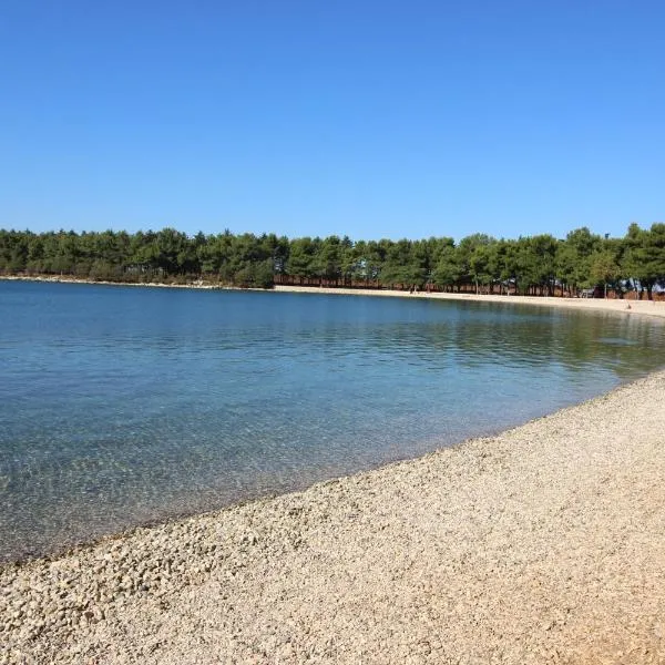 ARIEL A4, quiet area only 2 Km from the beach, hotel em Filipac