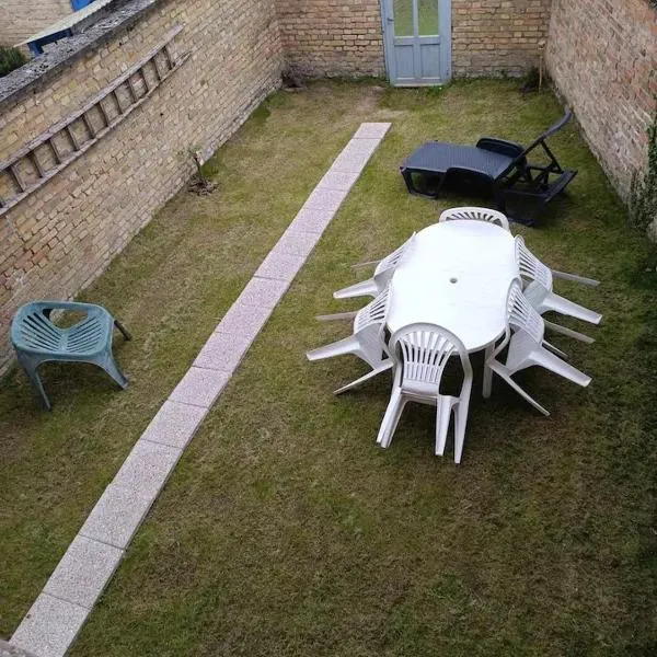 Beau studio à 2mn de la mer et avec jardin, hotel v destinaci Bray-Dunes