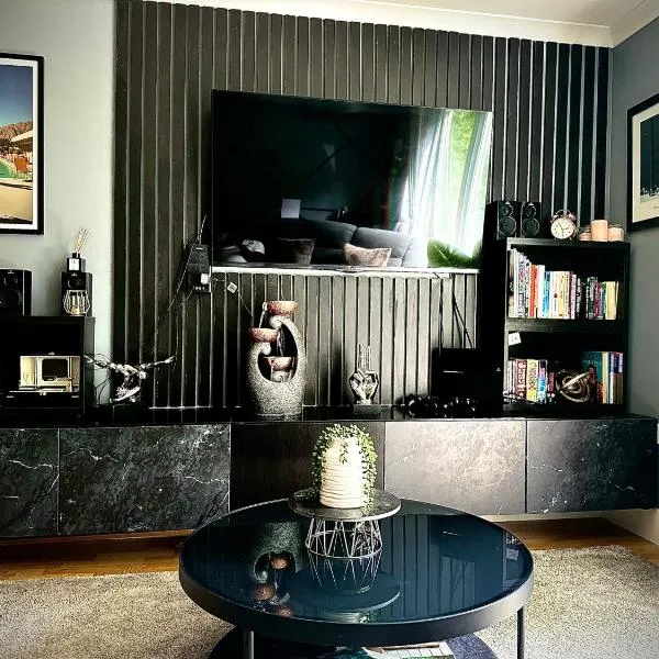 Luxury Croydon Apartment Near Gatwick Airport, hotel in Purley