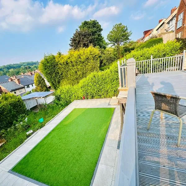 ONE DOUBLE ROOM AND ONE SPACIOUS ATTIC ROOM IN SHARED HOUSE, FREE WIFI, FREE PARKING, AMAZING view, hotel v destinaci Chesterfield