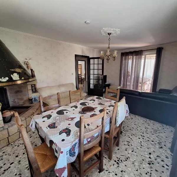Les mûriers - Etage complet d'une grande maison avec jardin, hotel in Argeliers