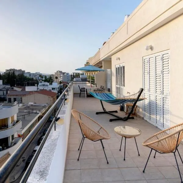 City Center Top Floor Big Balcony 2BR Close to the Beach, מלון בלרנקה
