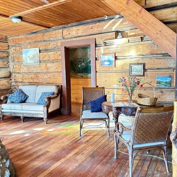 Rustic Beaverfoot Lodge Room N3, hotel in Parson