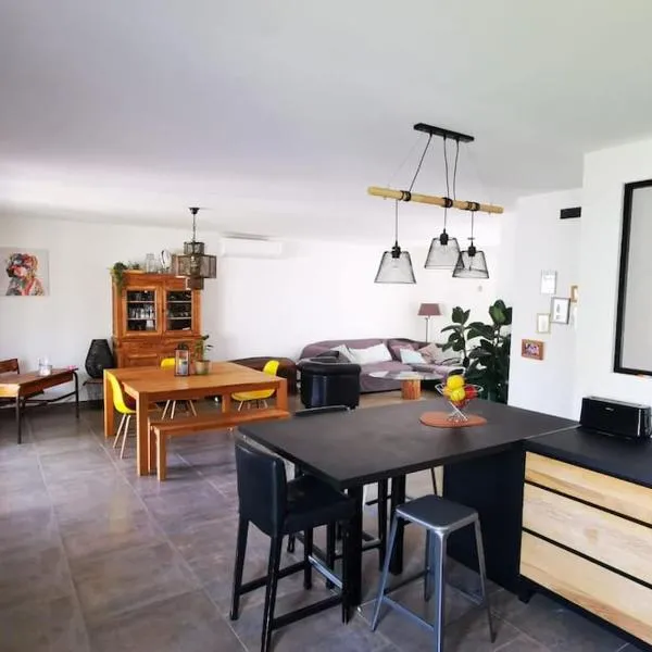 Agréable Villa proche Pont du Gard, מלון בBezouce