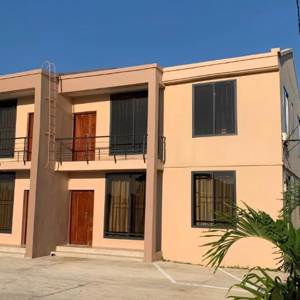 Stunning 2BR in Dar Beach, Dining, Transit Nearby, hotel in Dar es Salaam