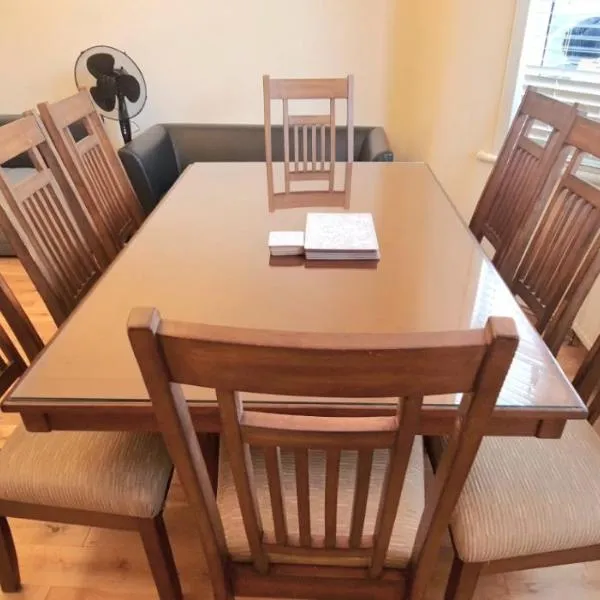 London Luxury 3 bedroom flat, 2 bathrooms, Living Room, free parking, 4 mins to station, garden, hotel in Ilford