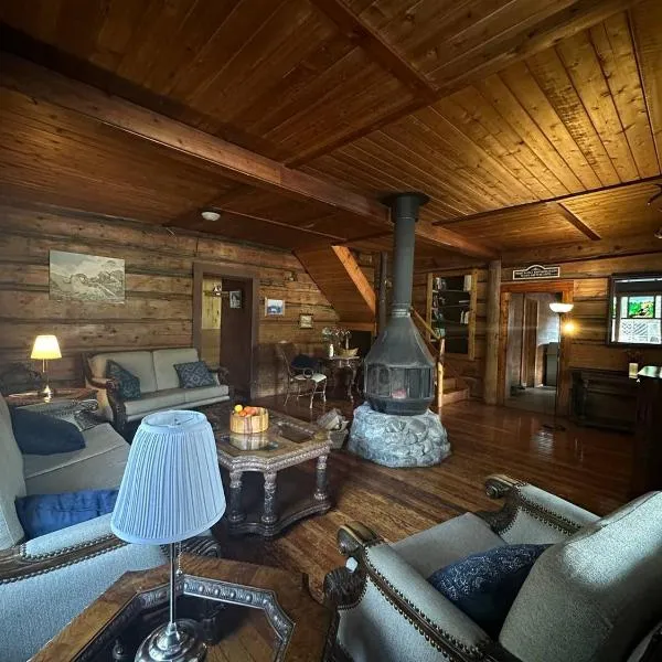 Rustic Beaverfoot Lodge Room N6, hotel in Parson
