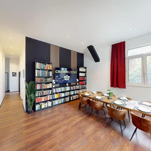 CROWN LIVING Design Loft, Küche, Bibliothek, Gartensitzplatz, hotel in Lustenau