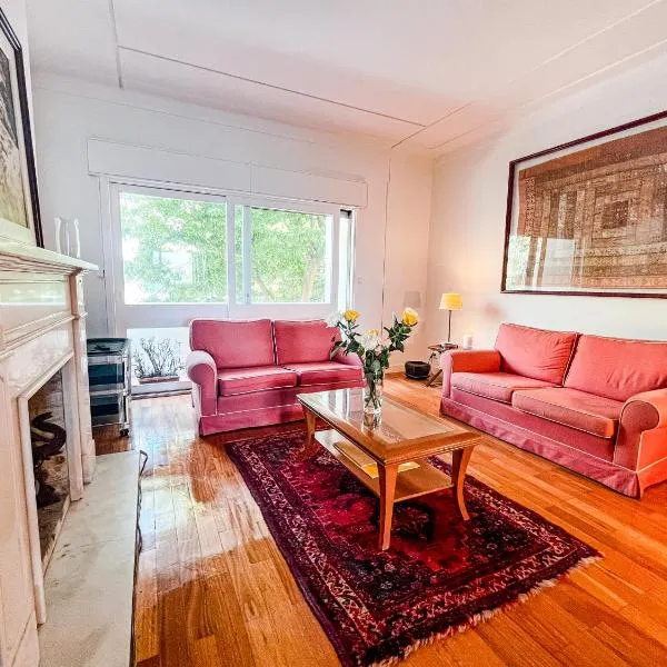 Spacious, Luxurious, and Charming Apartment in Premium Porto Location with PARKING、ポルトのホテル