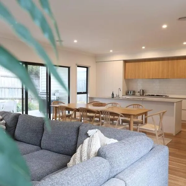 Madeley Family Getaway- Sleeping 8, central, aircon, close to shops, beach, parks, spacious, ξενοδοχείο σε Ocean Grove