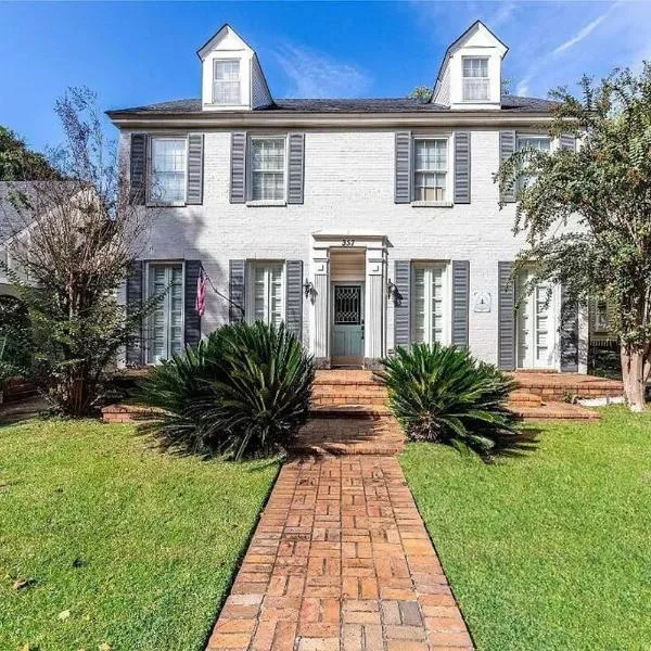 The Montgomery Manor - 5 Bedroom 4 Bath with Pool and Garage, hotel in Montgomery