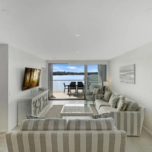 Elegantly Spacious 3-Bed Unit Overlooking the Bay, hotel in Batemans Bay