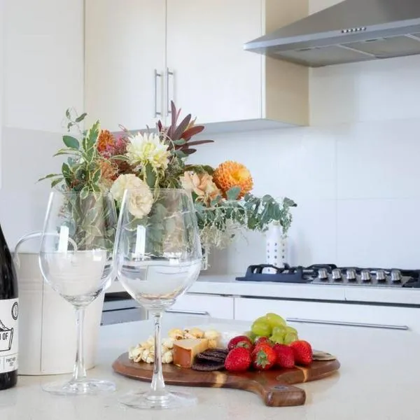 Corner Cottage- Pool Table, WiFi, AC & Firepit, hotel v destinaci Cessnock