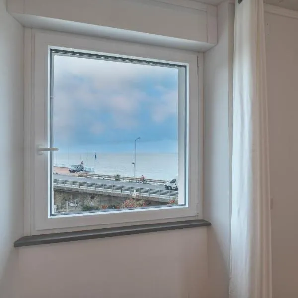 VILLA CADIZ APARTMENTS VARAZZE、ヴァラッツェのホテル