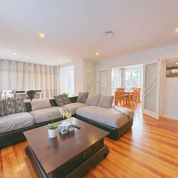 Charming Spacious 4 BR house, Hotel in Lower Hutt