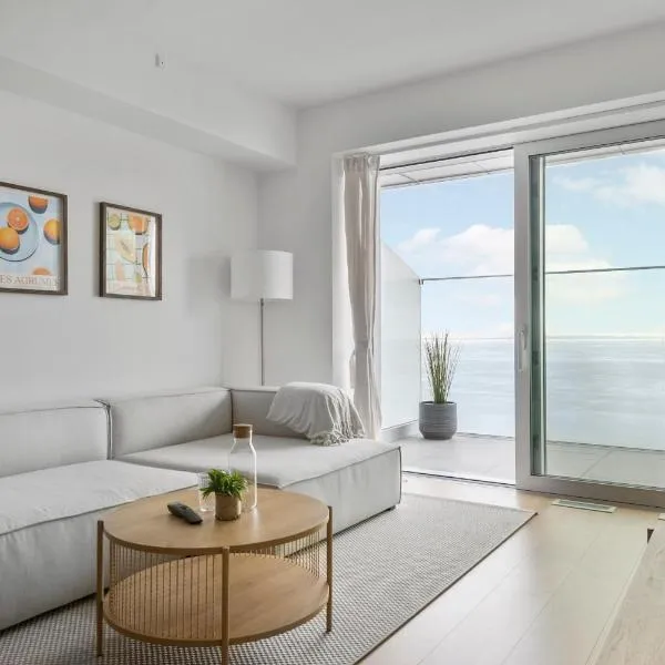 Endless ocean views with private balcony, hotel in Aarhus