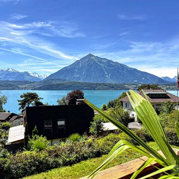 The Bluemlisalp, a private holiday flat with the lake of Thun view, hotel v destinaci Oberhofen am Thunersee