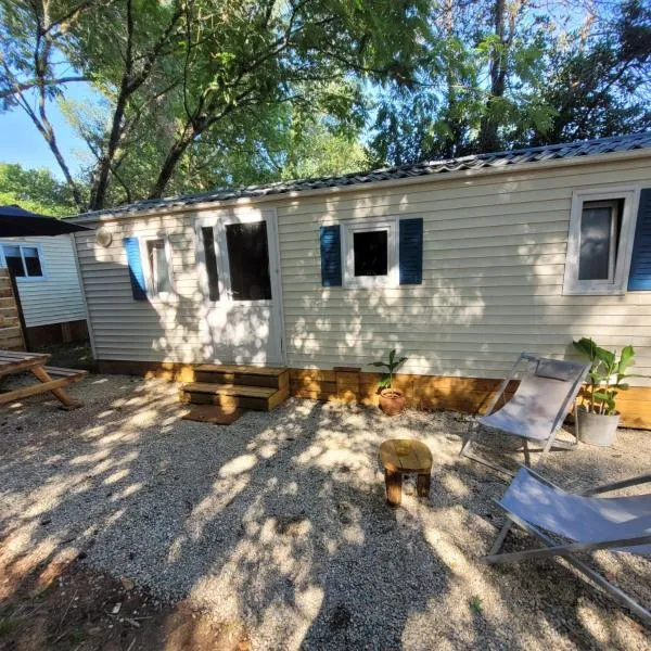 Camping du Bois Fleuri, hotel v destinácii Fontiers-Cabardès
