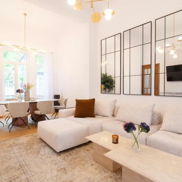 Majestic Villa overlooking Acropolis with Hot Tub, hotel em Atenas