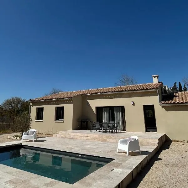 Villa en Provence avec piscine, hotel in Mollégès